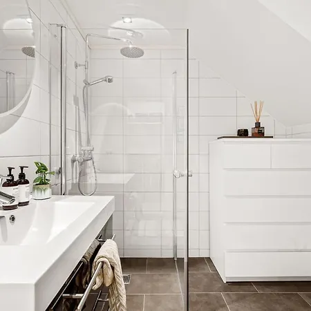Apartment Modern & 2 Bedroom With Parking *