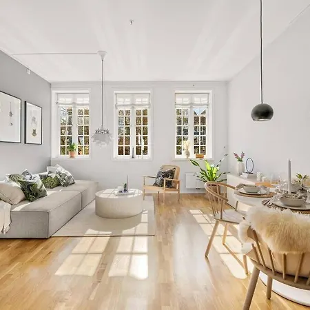 Modern & 2 Bedroom With Parking Apartment *